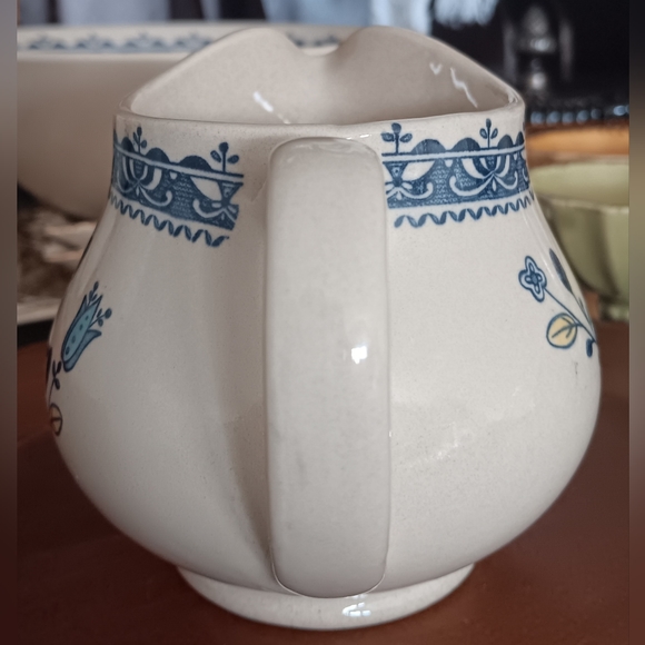 Vintage Johnson Brothers HEARTS and FLOWERS Old Granite Creamer - Picture 2 of 12